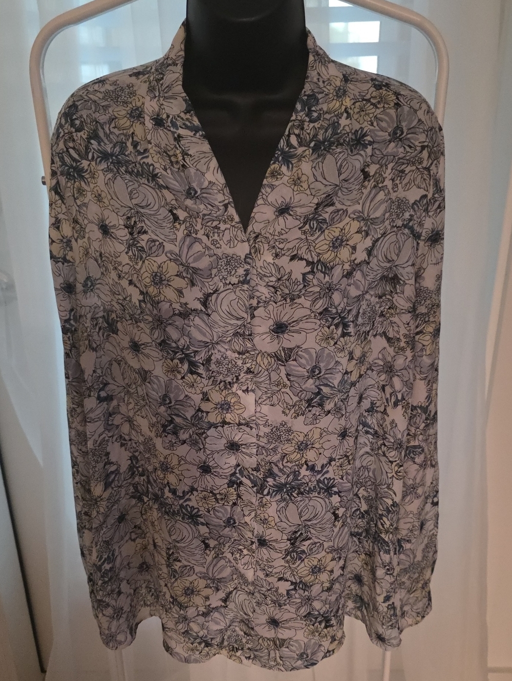 Violet & Claire Floral Top in Ivory and Navy